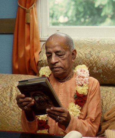 prabhupada-admiring-book