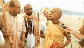 Srila-Prabhupada-speaks-to-Brahmananda-on-Juhu-Beach-Bombay-290x166