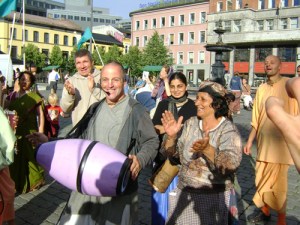Parasurama_leading_kirtan_in_Oslo